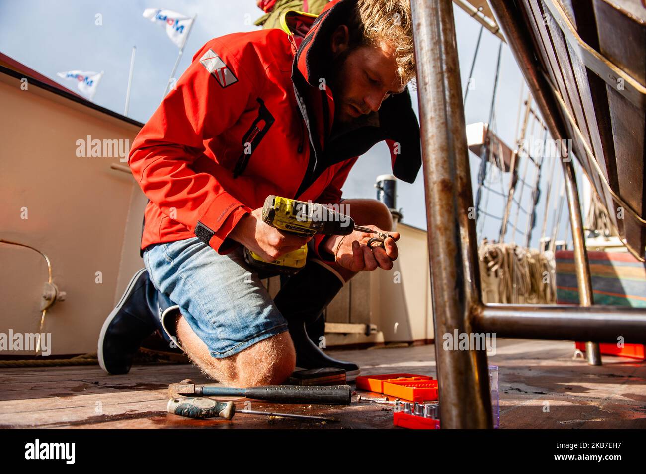 Un activiste travaille dur à bord du bateau d'où il va naviguer jusqu'à COP25 au Chili. Amsterdam, 2 octobre 2019. (Photo par Romy Arroyo Fernandez/NurPhoto) Banque D'Images