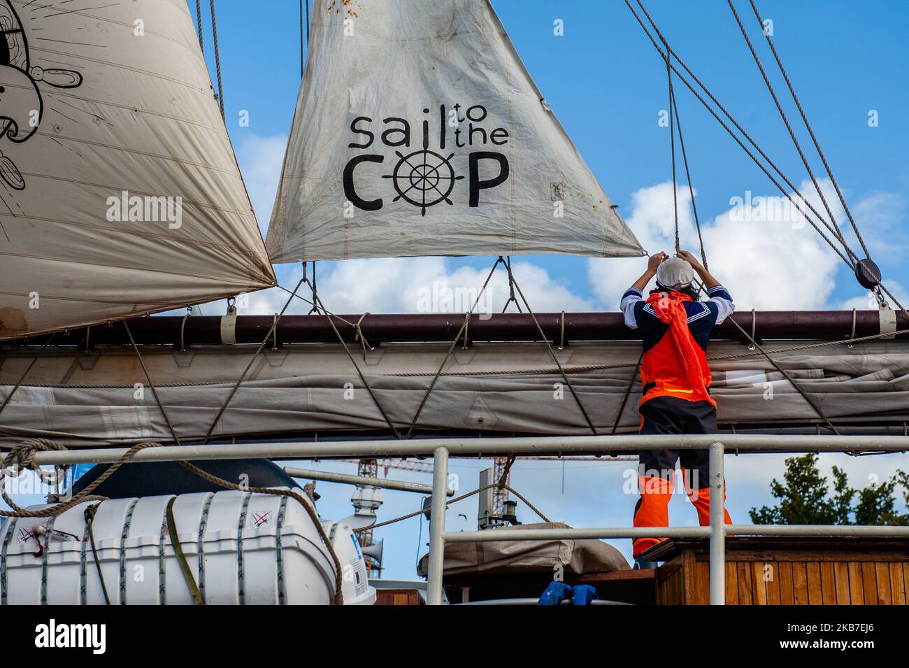 L'un des militants est vu travailler dans l'un des voiles de bateau avant le bateau d'où ils vont naviguer à COP25 au Chili, départ. Amsterdam, 2 octobre 2019. (Photo par Romy Arroyo Fernandez/NurPhoto) Banque D'Images