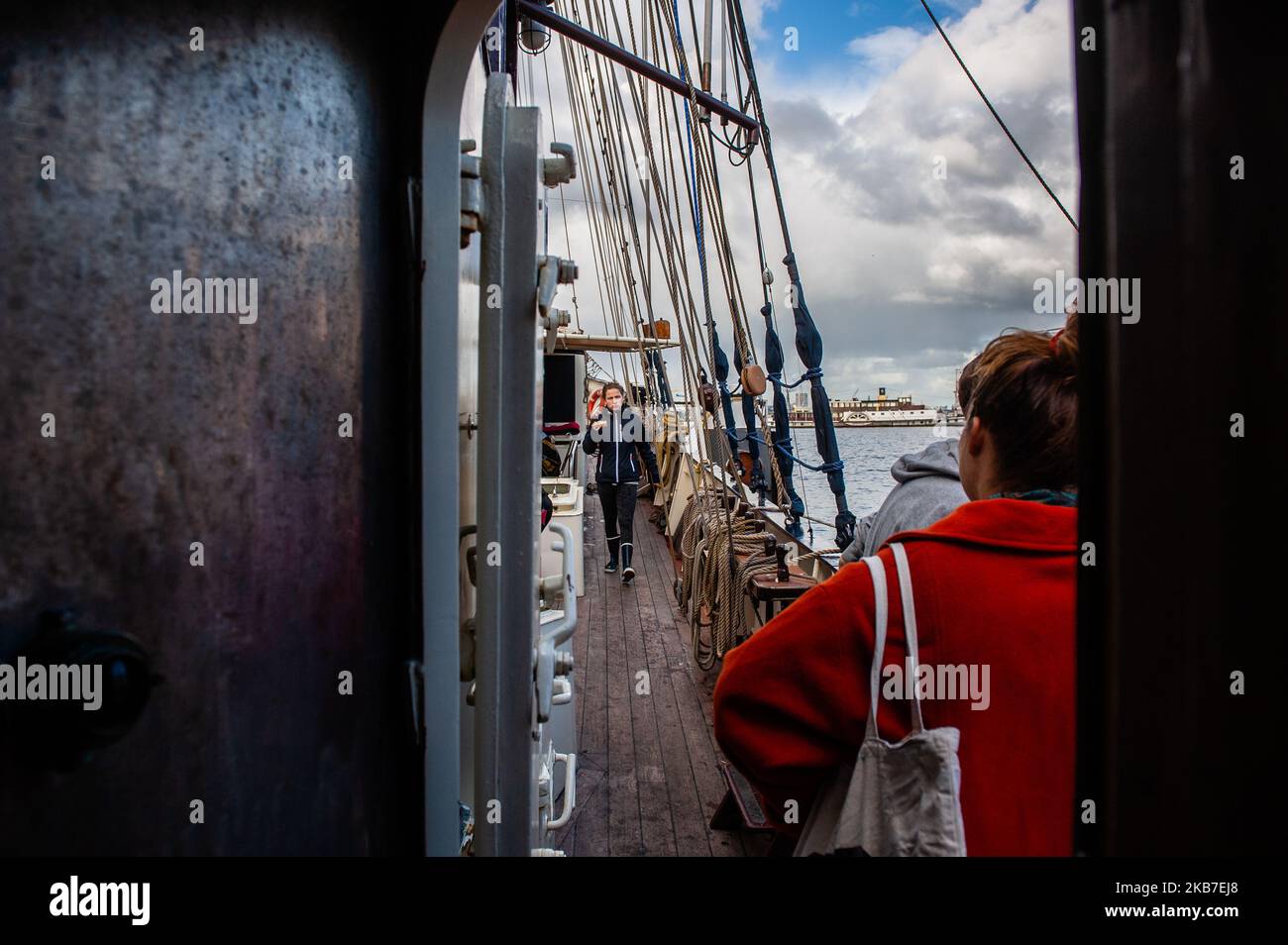 Certains activistes sont vus à pied autour du bateau d'où ils vont naviguer jusqu'à COP25 au Chili. Amsterdam, 2 octobre 2019. (Photo par Romy Arroyo Fernandez/NurPhoto) Banque D'Images