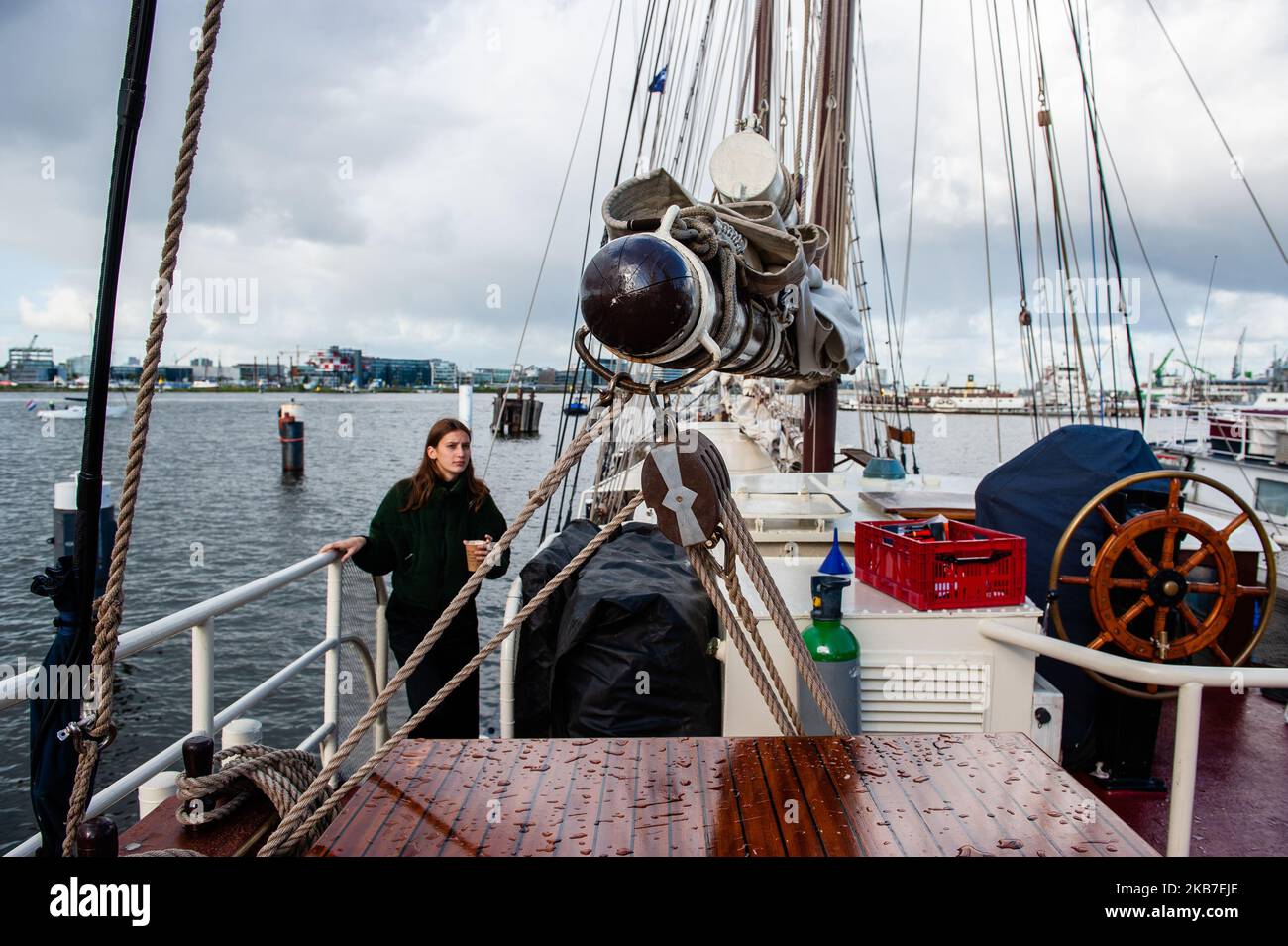 Un activiste est vu aller à la partie supérieure du bateau d'où ils vont naviguer jusqu'à COP25 au Chili. Amsterdam, 2 octobre 2019. (Photo par Romy Arroyo Fernandez/NurPhoto) Banque D'Images