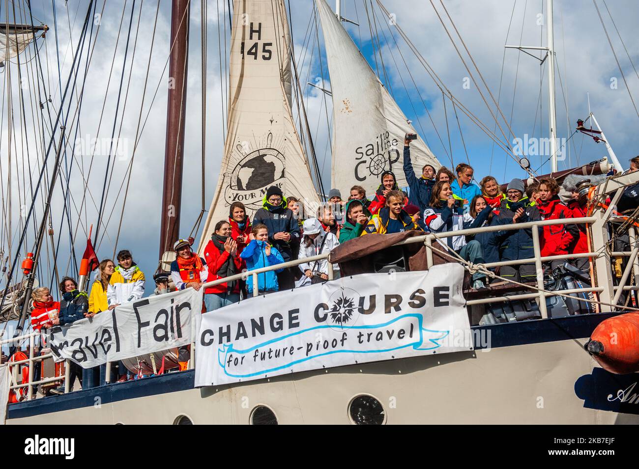 Tout le groupe de militants du climat est vu donner un discours à leurs parents depuis le bateau où ils vont naviguer jusqu'à COP25 au Chili. Amsterdam, 2 octobre 2019. (Photo par Romy Arroyo Fernandez/NurPhoto) Banque D'Images