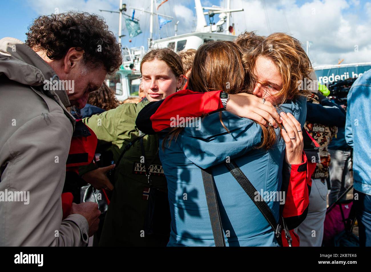 Anuna de Weber, militante belge du climat, dit Au revoir à sa famille, avant le départ du bateau d'où ils vont naviguer jusqu'à COP25 au Chili. Amsterdam, 2 octobre 2019. (Photo par Romy Arroyo Fernandez/NurPhoto) Banque D'Images
