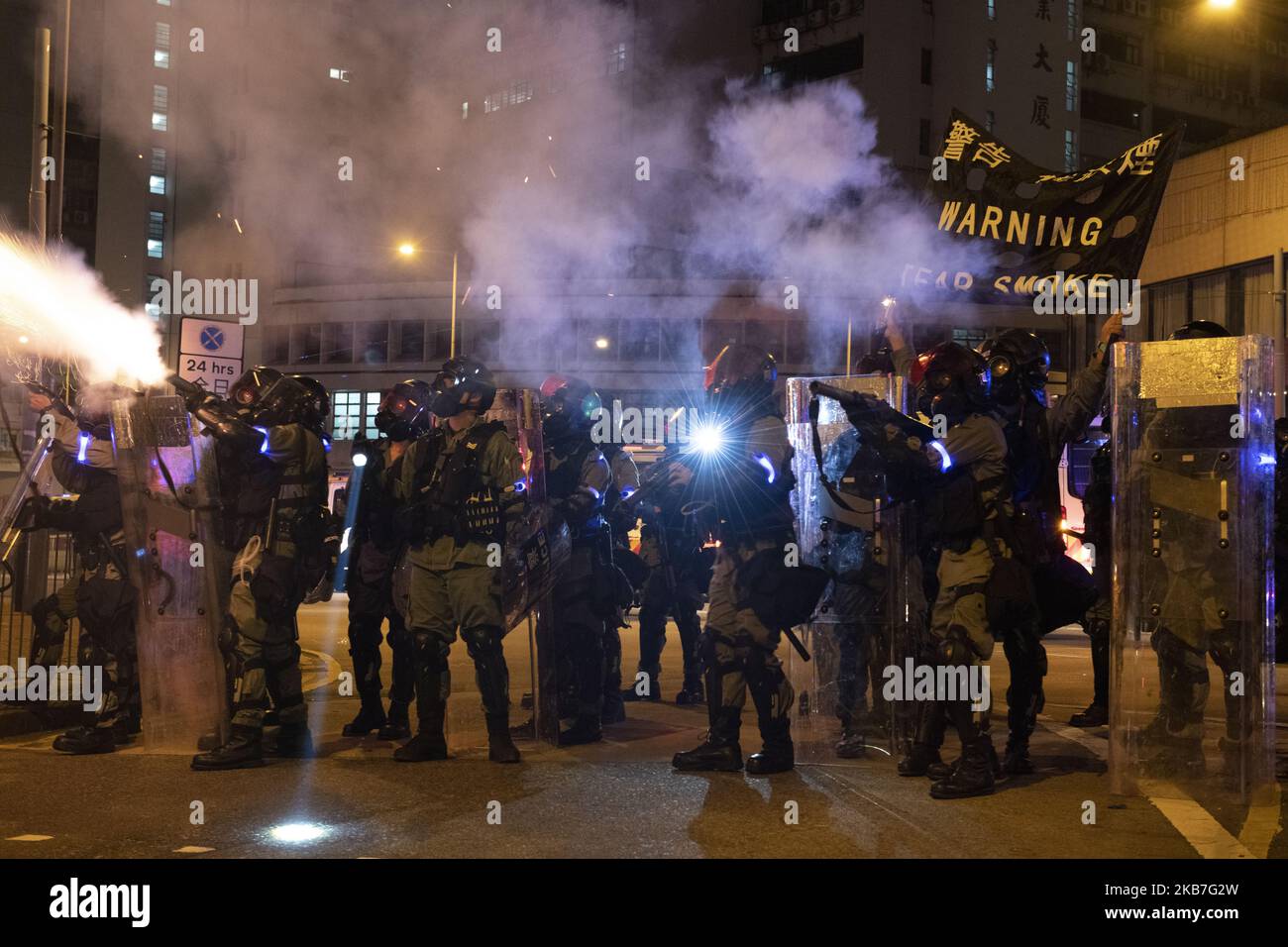 La police est vue tirer de la fumée lacrymogène à Tai Koo à Hong Kong sur 3 octobre 2019, Les manifestants pro-démocratie protestent depuis quelques mois à Hong Kong pour appeler le gouvernement à répondre à leurs exigences, notamment en établissant une enquête indépendante sur les fautes commises par la police et les abus de pouvoir au cours des derniers mois de protestation à Hong Kong, appelant également à un suffrage universel (Photo de Vernon Yuen/NurPhoto) Banque D'Images
