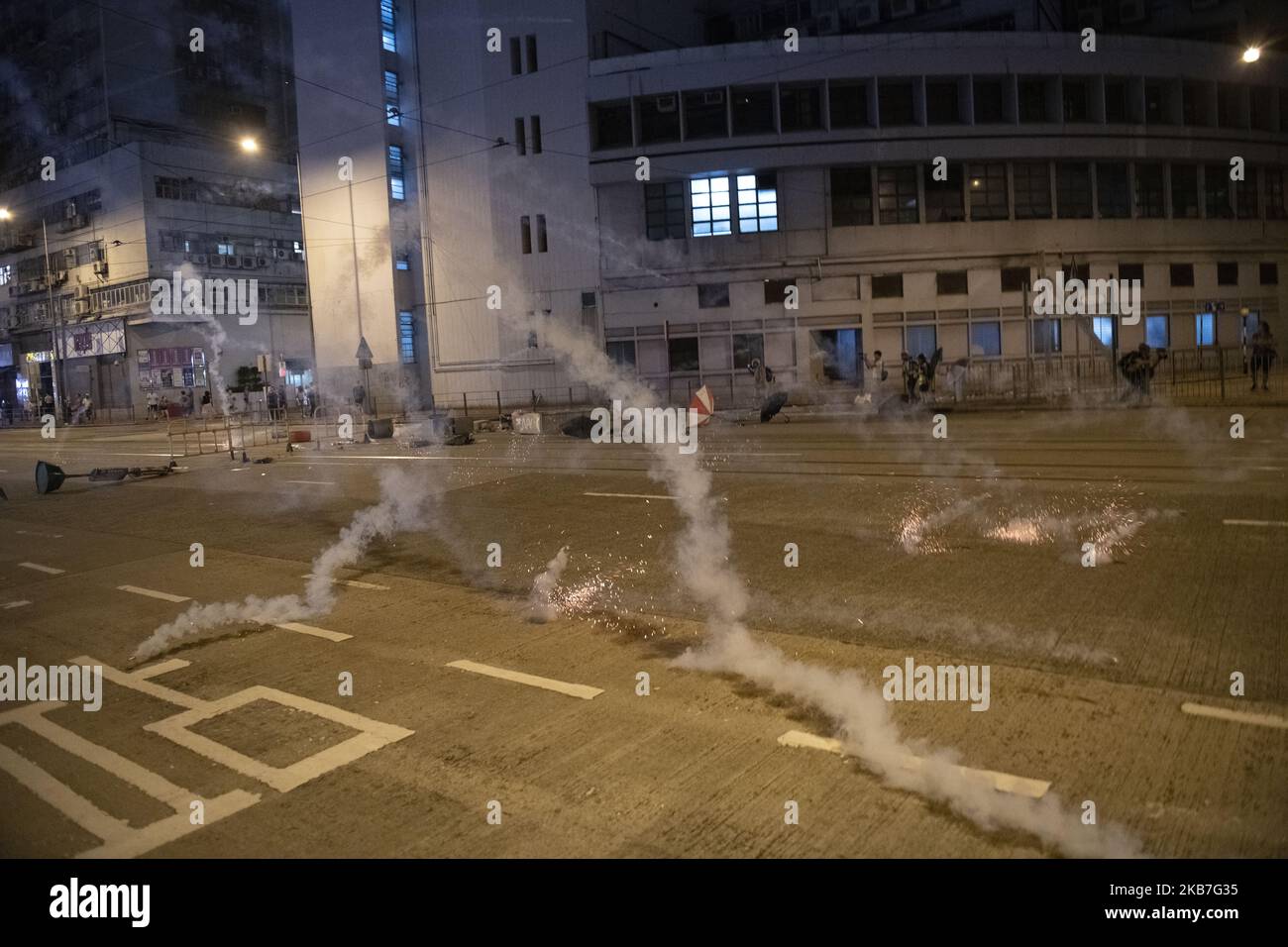 Les gaz lacrymogènes tirés par la police sont vus frapper le sol à Tai Koo à Hong Kong sur 3 octobre 2019, Les manifestants pro-démocratie protestent depuis quelques mois à Hong Kong pour appeler le gouvernement à répondre à leurs exigences, notamment en établissant une enquête indépendante sur les fautes commises par la police et les abus de pouvoir au cours des derniers mois de protestation à Hong Kong, appelant également à un suffrage universel (Photo de Vernon Yuen/NurPhoto) Banque D'Images