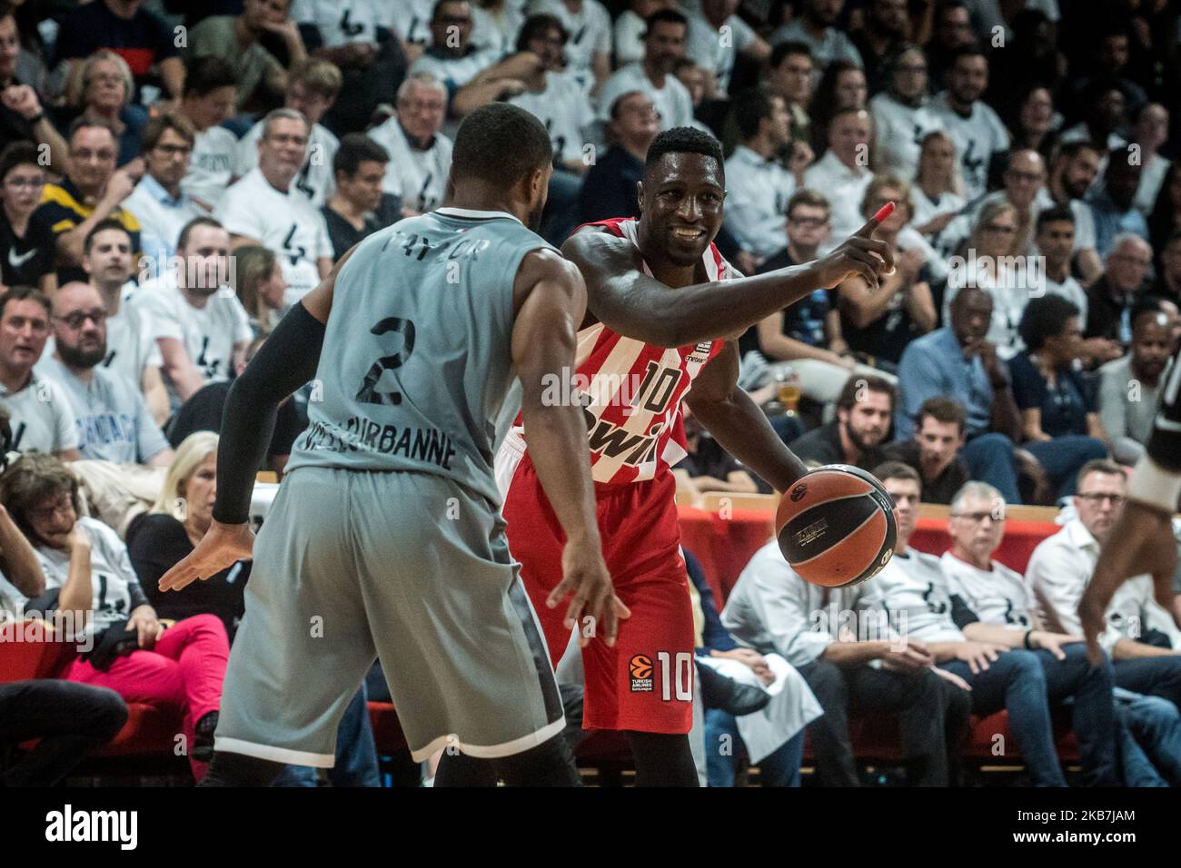 Jordan Taylor, Wera Cherry lors du match de basket-ball de l'Euroligue entre le LDLP ASVEL Lyon-Villeurbanne et le ballon de basket Olympiakos à Villeurbanne, dans le centre-est de la France, sur 4 octobre 2019. (Photo de Nicolas Liponne/NurPhoto) Banque D'Images