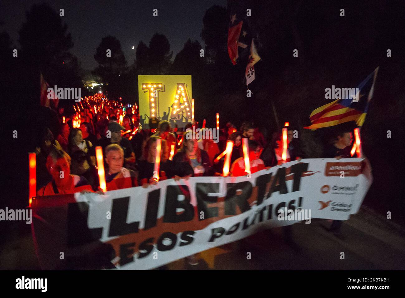 Sur 1 octobre 2019 à Lledoners, Barcelone, Catalogne, Espagne, Des milliers de personnes manifestent par une marche de lumières autour de la prison de Lledoners , où les dirigeants indépendants ont emprisonné pour le référendum sur l'autodétermination de la Catalogne sur 1 octobre 2017. (Photo de Miquel Llop/NurPhoto) Banque D'Images
