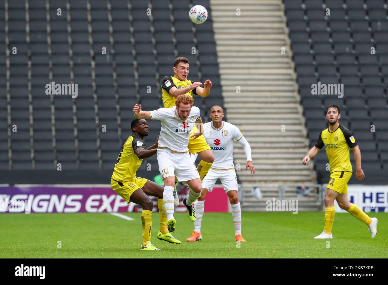 Kieran Wallace de Burton Albion monte au-dessus du capitaine des Dons MK Dean Lewington lors de la première moitié du match de la Sky Bet League 1 entre MK Dons et Burton Albion au stade MK, Milton Keynes, le samedi 5th octobre 2019. (Photo de John Cripps/MI News/NurPhoto) Banque D'Images