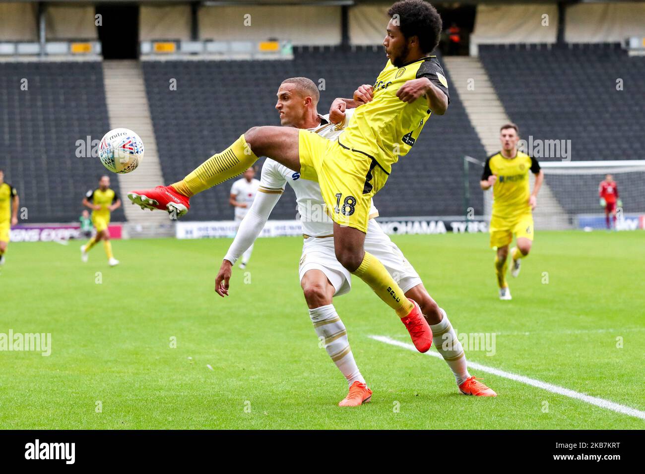 Richard Nartey, de Burton Albion, est défié par MK dons Jordan Bowery lors de la deuxième moitié du match de la Sky Bet League 1 entre MK dons et Burton Albion au stade MK, Milton Keynes, le samedi 5th octobre 2019. (Photo de John Cripps/MI News/NurPhoto) Banque D'Images