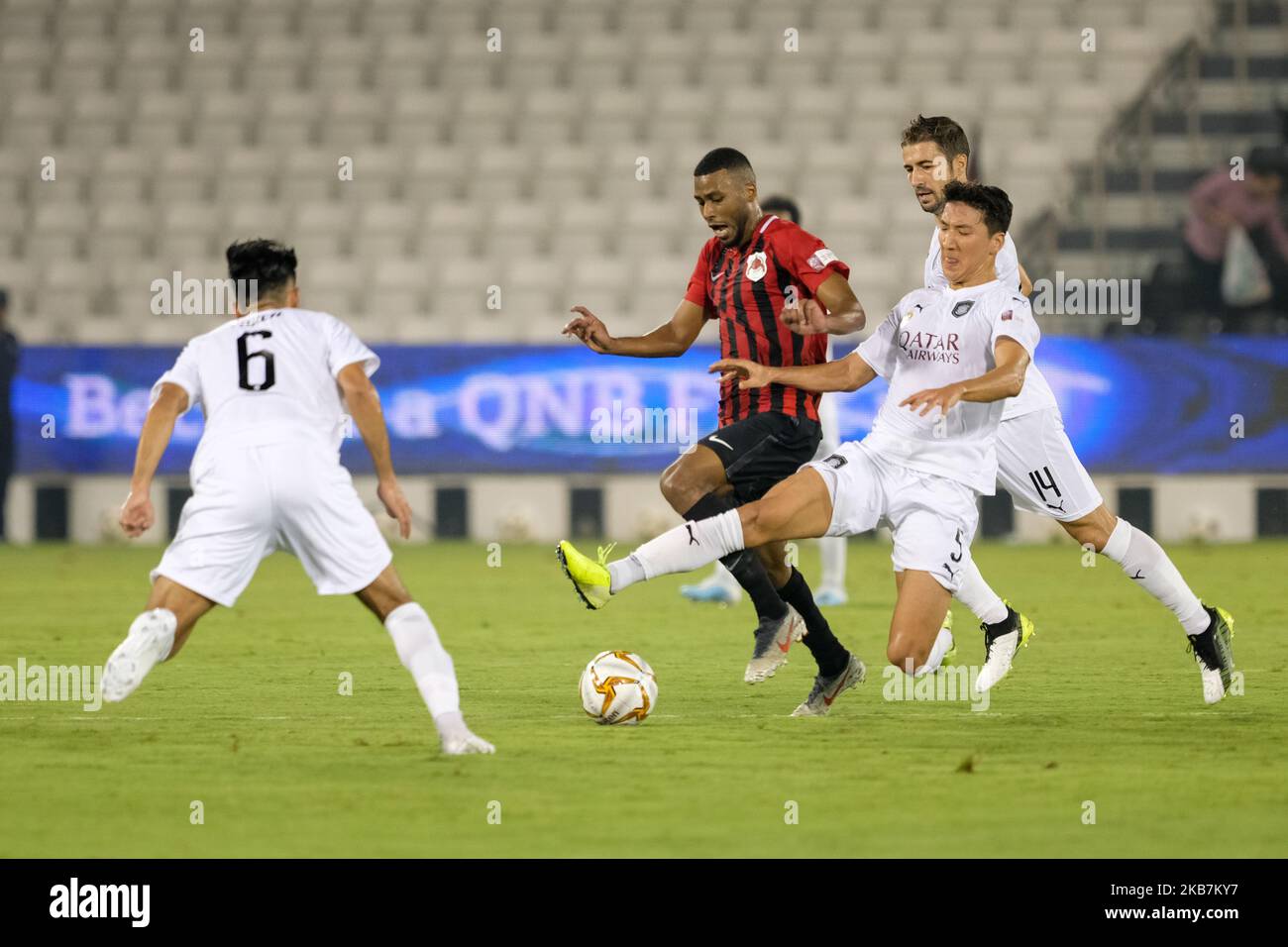 Jung Woo-Young foule Abdulaziz Hatem lors du match de la Ligue des étoiles du Qatar entre Al Sadd et Al Rayyan sur 5 octobre 2019 au stade Jassim Bin Hamad à Doha, au Qatar. Résultat final: Al Sadd 2-4 Al Rayyan (photo de Simon Holmes/NurPhoto) Banque D'Images