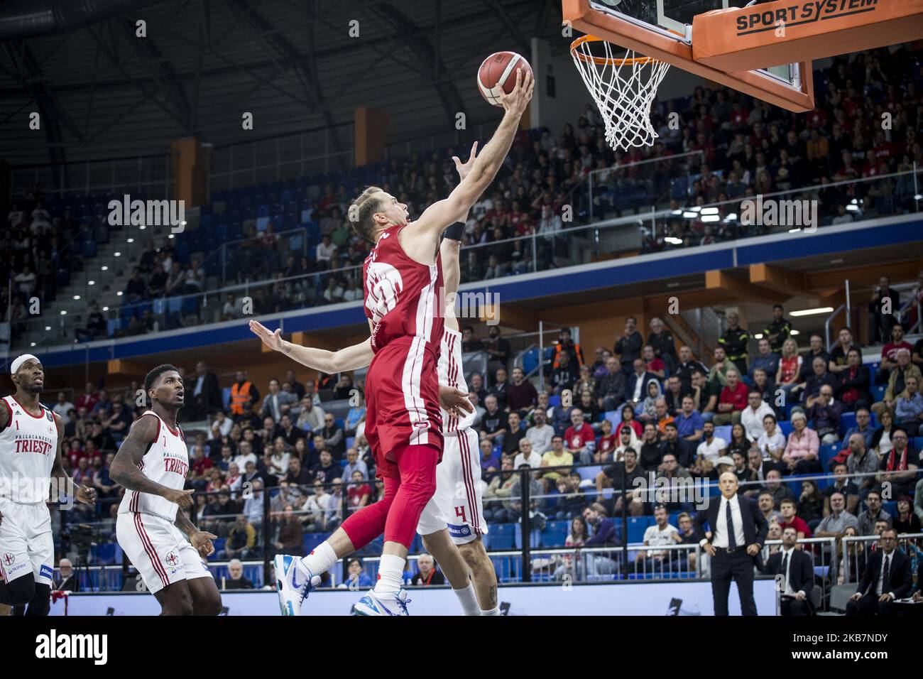 Michael Roll (#10 AX Armani Exchange Milano) réalise une mise à pied lors d'un match de basketball de LBA entre AX Armani Exchange Milano et Pallacanestro Trieste chez Allianz Cloud. (Photo de Roberto Finizio/NurPhoto) Banque D'Images