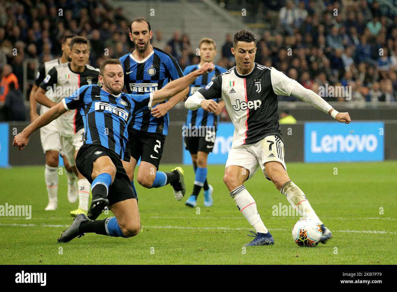 Cristiano Ronaldo de Juventus en action pendant la série Un match entre le FC Internazionale et le Juventus au Stadio Giuseppe Meazza sur 6 octobre 2019 à Milan, Italie. (Photo de Giuseppe Cottini/NurPhoto) Banque D'Images