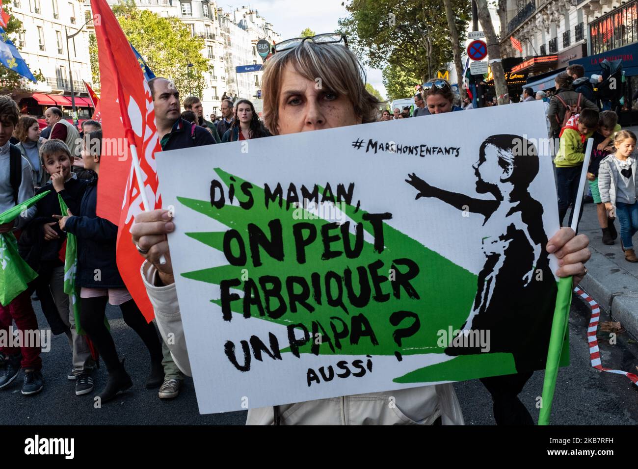 Un démonstrateur a brandi un panneau sur lequel l'on peut lire « y Mummy We CAN Smash a Daddy too? » Dimanche, 6 octobre 2019 où plusieurs dizaines de milliers de personnes (entre 75000 et 600000) ont répondu à l'appel du mouvement 'la Manif pour tous' de participer à Paris à la grande mobilisation intitulée 'les hommess' afin de protester contre la loi bioéthique légalisant la PMA (procréation médicalement assistée) aux couples homosexuels. (Photo de Samuel Boivin/NurPhoto) Banque D'Images