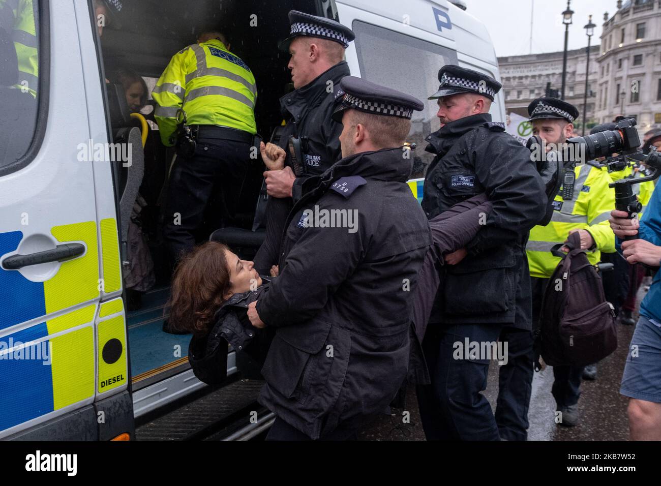 Un activiste est arrêté par la police sur 7 octobre 2019 à Londres, en Angleterre. Les militants pour le changement climatique se réunissent pour bloquer l'accès à divers services gouvernementaux alors qu'ils commencent une manifestation de deux semaines dans le centre de Londres. (Photo de Robin Pope/NurPhoto) Banque D'Images