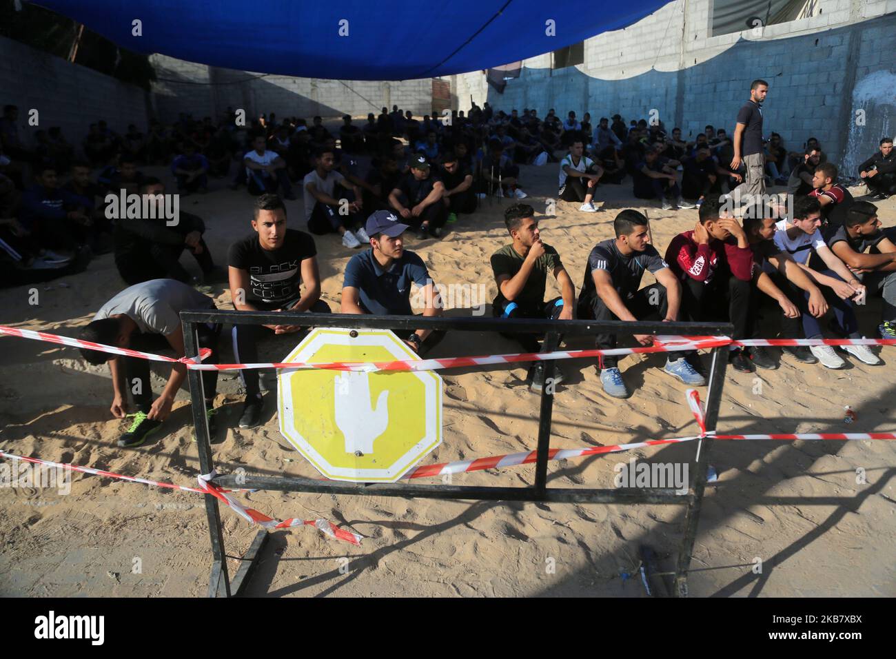 Un palestinien subit un examen de condition physique par un membre du mouvement islamiste, la sécurité du Hamas, dans un centre de formation de la police de la ville de Gaza, à 8 octobre 2019, pour avoir une chance de postuler à un emploi de police. (Photo de Majdi Fathi/NurPhoto) Banque D'Images