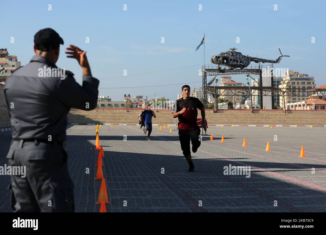 Un palestinien subit un examen de condition physique par un membre du mouvement islamiste, la sécurité du Hamas, dans un centre de formation de la police de la ville de Gaza, à 8 octobre 2019, pour avoir une chance de postuler à un emploi de police. (Photo de Majdi Fathi/NurPhoto) Banque D'Images