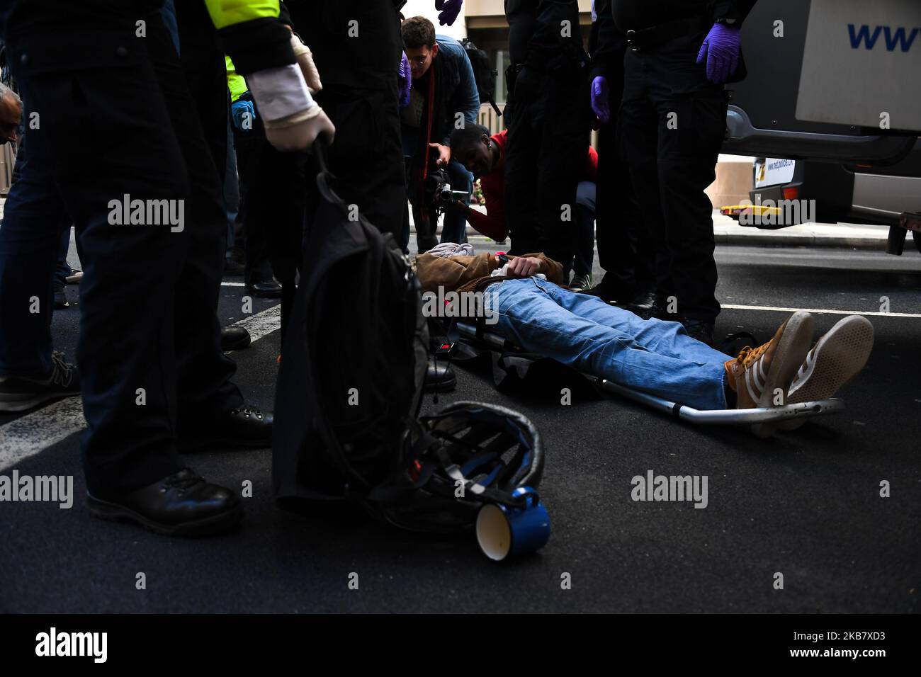 Des policiers arrêtent un activiste de la rébellion en voie d'extinction devant le siège social de 8 octobre 2019, à Londres, en Angleterre. Extinction la rébellion prévoit d'occuper plusieurs sites autour de Westminster pendant deux semaines de protestation et d'action directe contre le changement climatique. (Photo par Alberto Pezzali/NurPhoto) Banque D'Images