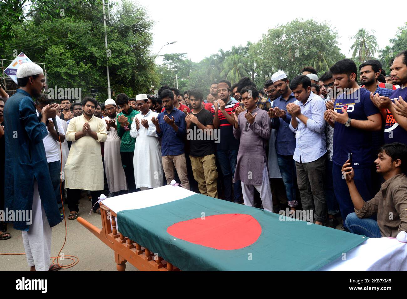 Des étudiants bangladais de l'Université de Dhaka ont présenté des funérailles en Guyane pour protester contre le meurtre d'Abrar Fahad, un étudiant de l'Université d'ingénierie et de technologie du Bangladesh (BUET), qui aurait été battu à mort après des hommes de la Ligue Chhatra du Bangladesh à Dhaka, au Bangladesh, sur 0 octobre 2019. (Photo par Mamunur Rashid/NurPhoto) Banque D'Images