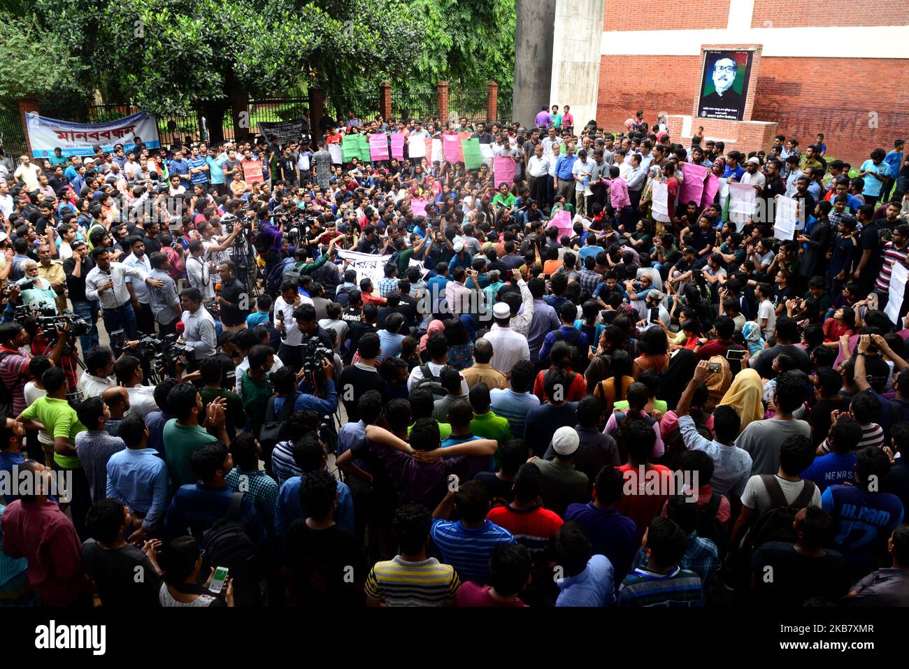 Des étudiants bangladais de l'Université d'ingénierie et de technologie du Bangladesh (BUET) organise une procession pour protester contre le meurtre d'Abrar Fahad, un étudiant de l'Université d'ingénierie et de technologie du Bangladesh (BUET), qui aurait été battu à mort après des hommes de la Ligue Chhatra du Bangladesh à Dhaka, au Bangladesh, sur 8 octobre 2019. (Photo par Mamunur Rashid/NurPhoto) Banque D'Images