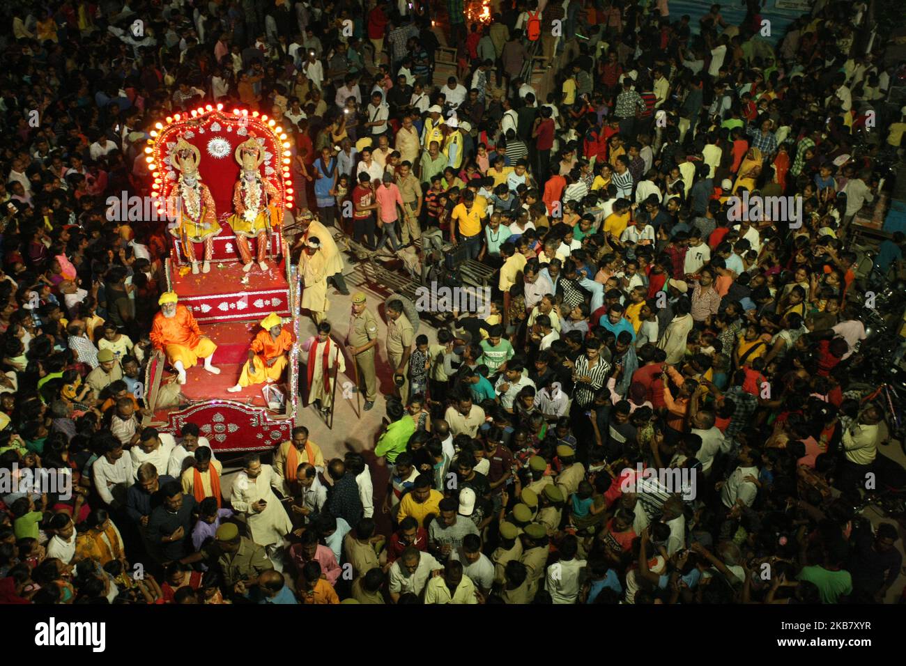 Les Indiens se rassemblent dans un sol pour jeter un coup d'œil aux artistes indiens habillés comme God Rama, Frère Laxman et épouse Seeta lors d'une procession religieuse marquant le festival de Dussehra dans la vieille ville d'Allahabad sur 8 octobre, 2019. Festival de Vijya Dashmi célébré comme la victoire du roi Rama sur Ravana, le bien sur le mal comme indiqué dans l'épique Ramayana. (Photo de Ritesh Shukla ) (photo de Ritesh Shukla/NurPhoto) Banque D'Images