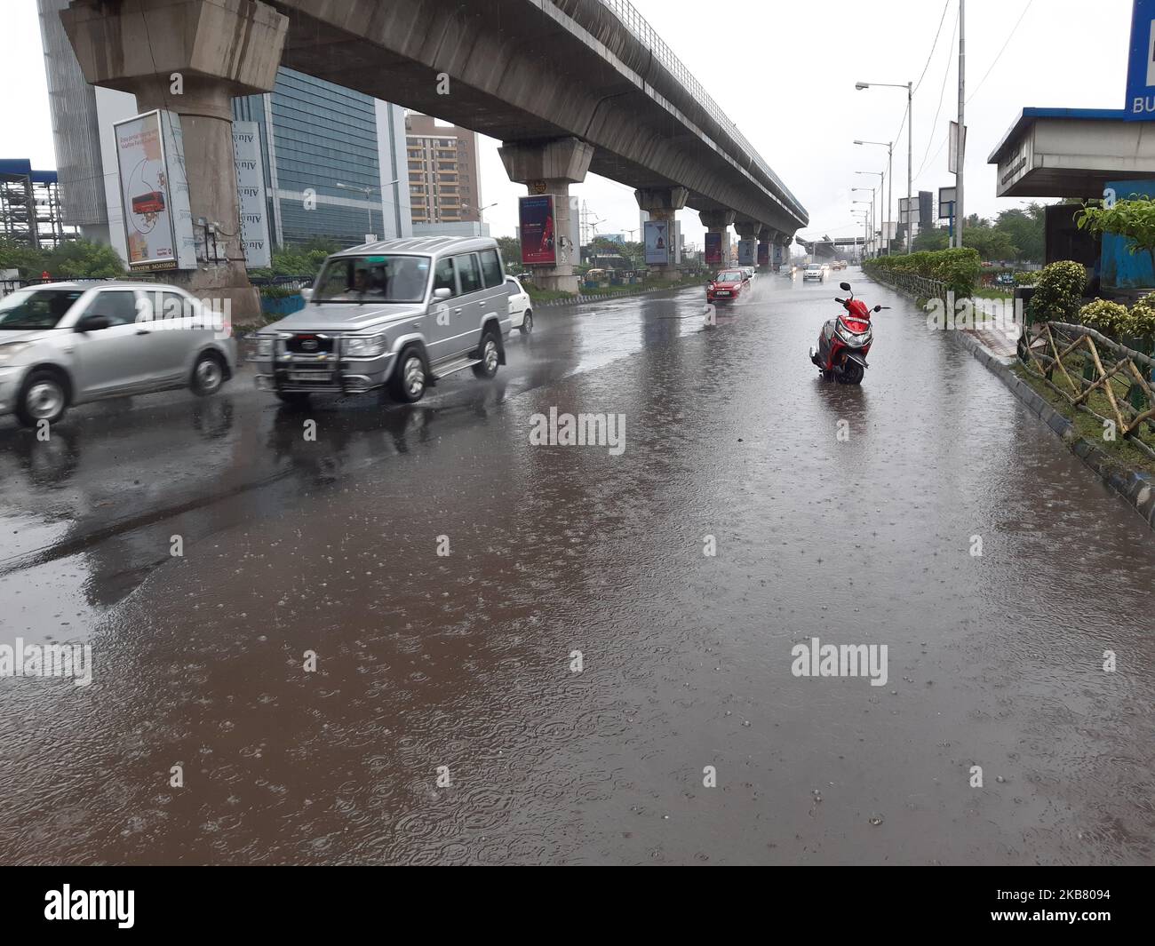 Une route d'inondation après la forte pluie du 9 octobre 2019 à Kolkata, en Inde. (Photo de Debajyoti Chakraborty/NurPhoto) Banque D'Images
