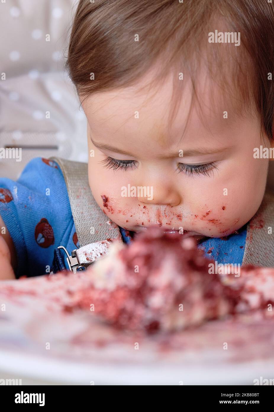 fête du premier anniversaire et temps de manger un gâteau pour ce petit garçon Banque D'Images