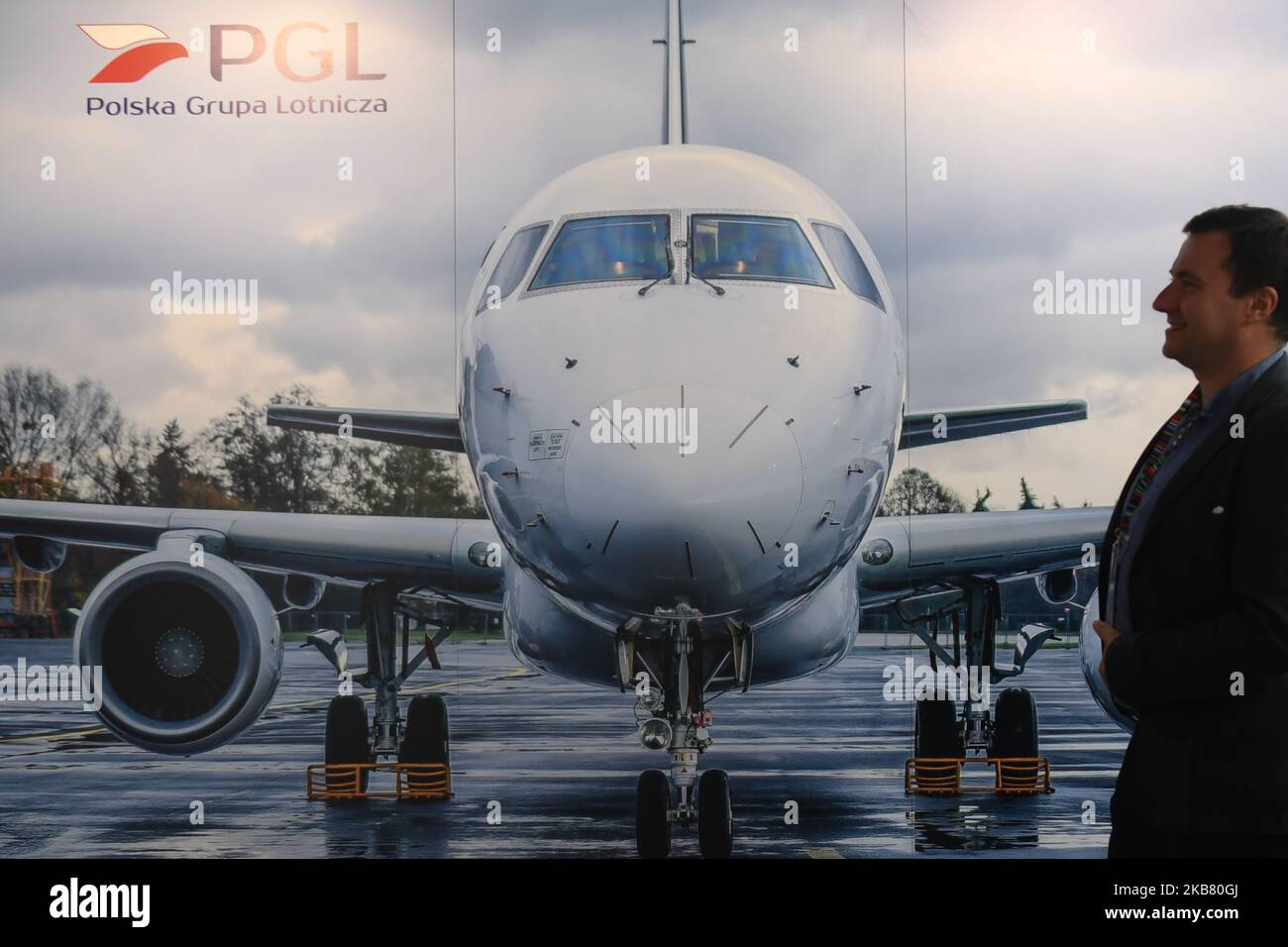 Un homme passe devant le logo PGL - Polska Grupa Lotnicza (Groupe de l'aviation polonaise), pendant le Congrès 590, dans le Centre d'exposition et de congrès Arena G2A à Jasionka, près de Rzeszow. Le lundi 7 octobre 2019, à Jasionka, Rzeszow, Pologne. (Photo par Artur Widak/NurPhoto) Banque D'Images