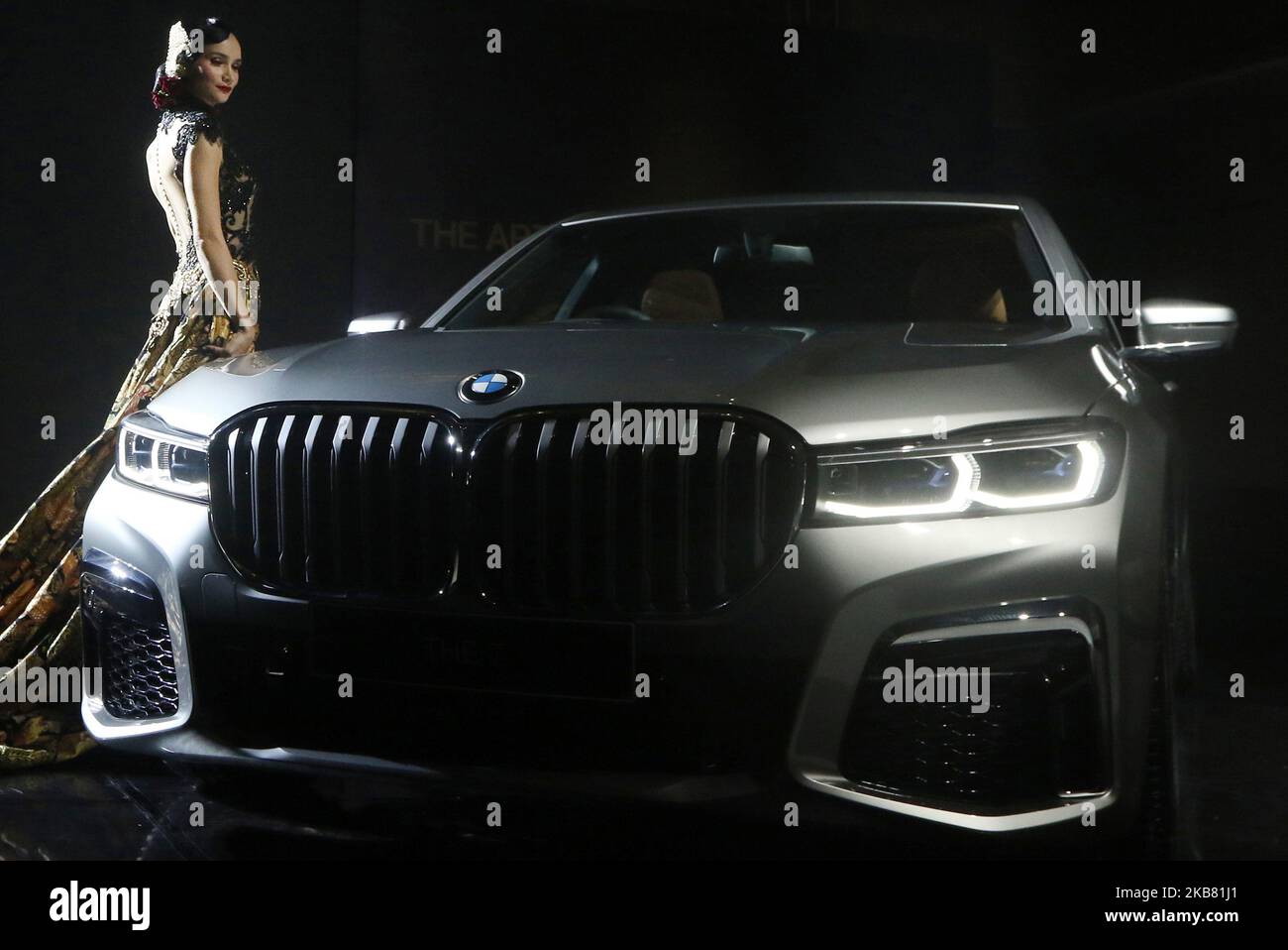 Les modèles se posent près de la nouvelle BMW 730Li M Sport lors du lancement de la BMW série 7 long Wheelbase à Jakarta, en octobre 10,2019. BMW Group Indonesia lance la dernière BMW série 7 long Wheelbase offerte en deux variantes, à savoir la nouvelle BMW 730Li opulence et la nouvelle BMW 730Li M Sport, les deux BMW série 7 commercialisés en Indonésie sont assemblés localement sur le BMW production Network 2, Gaya Motor, Sunter, Jakarta. (Photo de Dasril Roszandi/NurPhoto) Banque D'Images