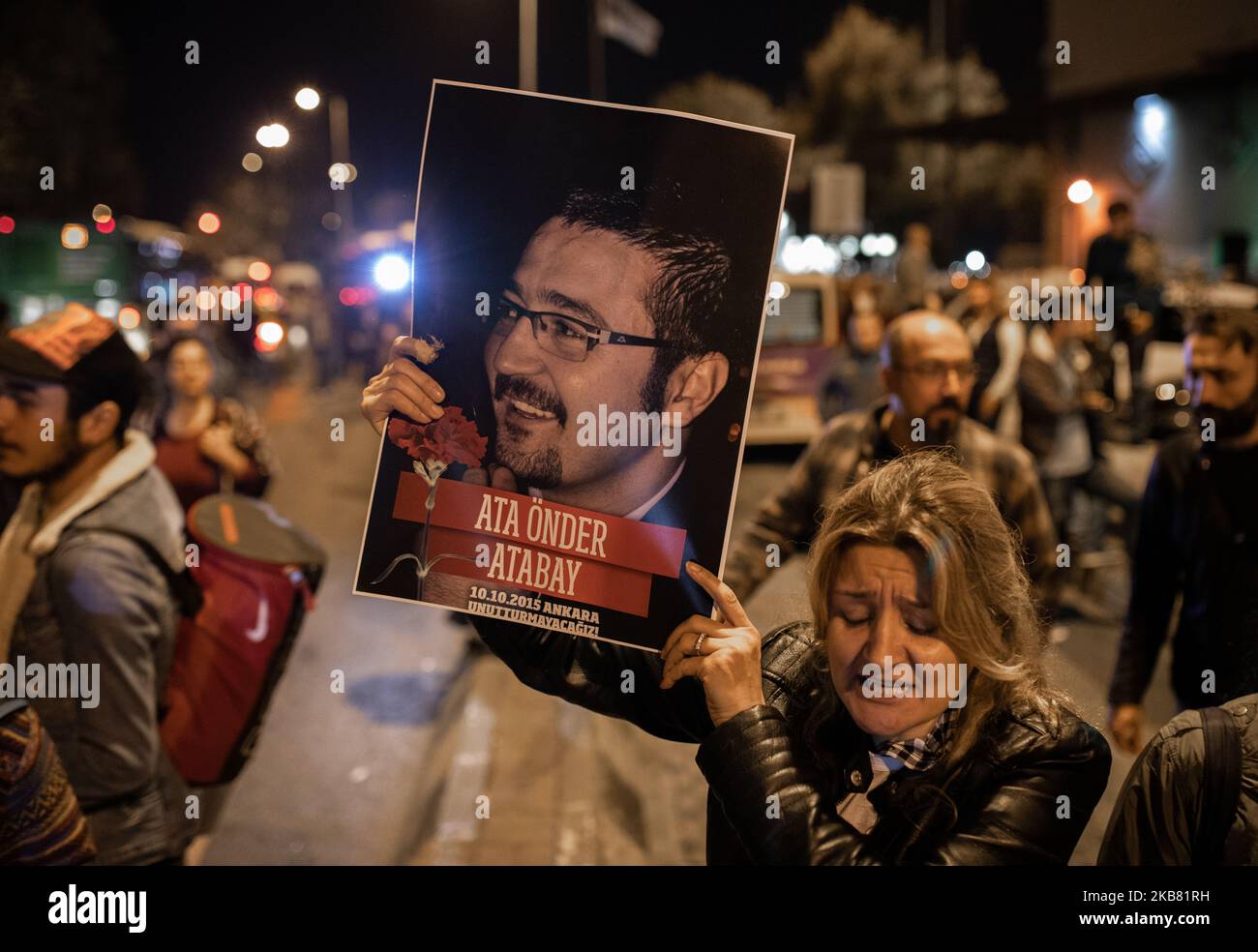 À 10 octobre 2019, des organisations de gauche et d'opposition, ainsi que des familles des victimes se sont rassemblées à Istanbul pour commémorer le bombardement de 10 octobre 2015 Ankara. La foule a scandé des slogans anti-guerre pour protester contre les attaques en cours de la Turquie contre les Kurdes près de la frontière syrienne. Pendant la lecture du communiqué de presse, la police anti-émeutes turque a violemment attaqué la foule avec des gaz lacrymogènes et de nombreuses personnes ont été placées sous garde à vue. (Photo par Erhan Demirtas/NurPhoto) Banque D'Images