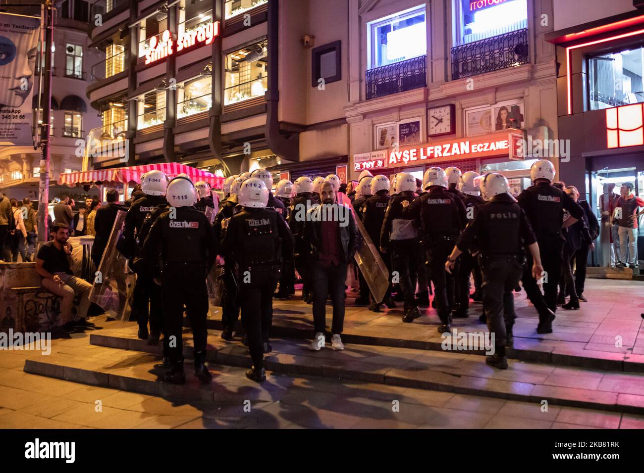 À 10 octobre 2019, des organisations de gauche et d'opposition, ainsi que des familles des victimes se sont rassemblées à Istanbul pour commémorer le bombardement de 10 octobre 2015 Ankara. La foule a scandé des slogans anti-guerre pour protester contre les attaques en cours de la Turquie contre les Kurdes près de la frontière syrienne. Pendant la lecture du communiqué de presse, la police anti-émeutes turque a violemment attaqué la foule avec des gaz lacrymogènes et de nombreuses personnes ont été placées sous garde à vue. (Photo par Erhan Demirtas/NurPhoto) Banque D'Images