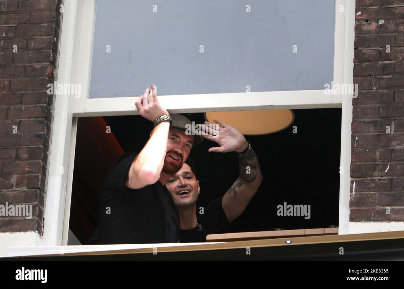 Mark Sheehan guitariste (L) et Daniel O'Donoghue (R) chanteur du groupe lsIrish The script Watch and Gesture par la fenêtre aux fans lors de la promotion de leur nouveau single "The Last Time" au pub irlandais Hoopman à Leidseplein sur 11 octobre, 2019 à Amsterdam, pays-Bas. Le groupe a annoncé ce matin la sortie de son nouvel album Sunsets & Full Moons sur 8 novembre, ainsi que sa tournée du même nom en 2020. (Photo de Paulo Amorim/NurPhoto) Banque D'Images