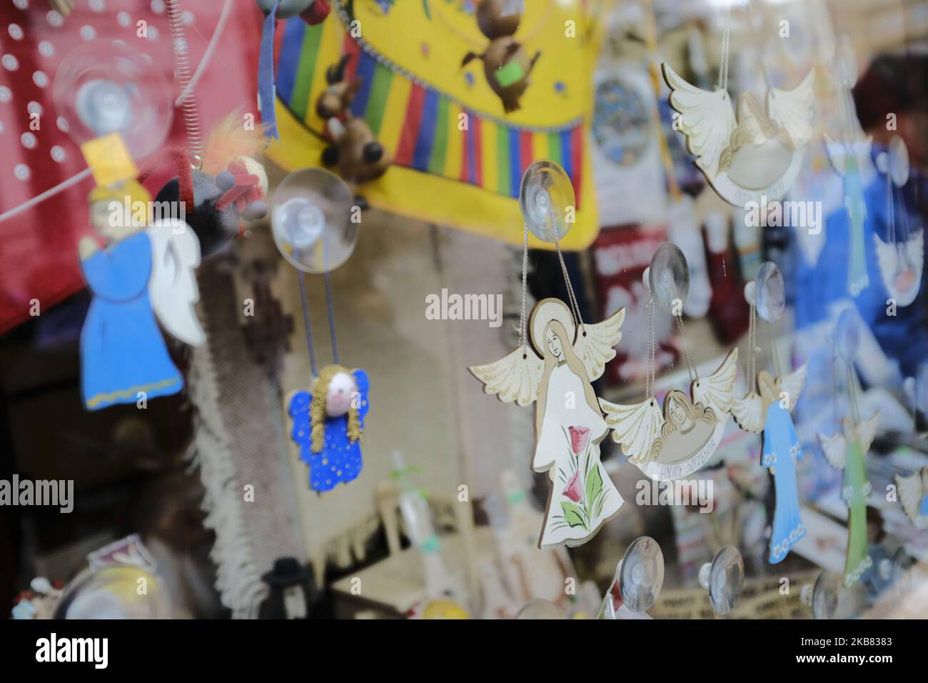 Des anges ornementaux sont vus dans une vitrine à Bydgoszcz, en Pologne, sur 11 octobre 2019. Les élections nationales de dimanche auront lieu en Pologne et l'on prévoit que le parti droit et Justice actuel restera au pouvoir après avoir introduit des politiques généreuses et axées sur la famille et maintenu le soutien de l'église catholique en interdisant les achats du dimanche. (Photo de Jaap Arriens/NurPhoto) Banque D'Images