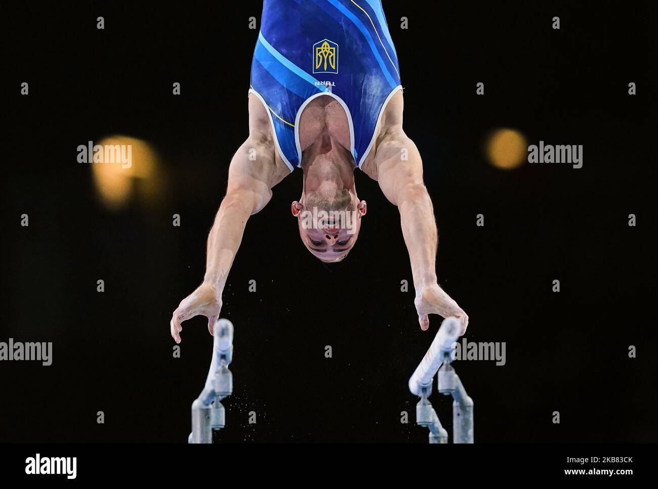 Petro Pakhniuk d'Ukraine pendant des barres parallèles pour hommes aux Championnats du monde DE gymnastique ARTISTIQUE Fig 49th à Hanns Martin Schleyer Halle à Stuttgart, Allemagne sur 11 octobre 2019. (Photo par Ulrik Pedersen/NurPhoto) Banque D'Images