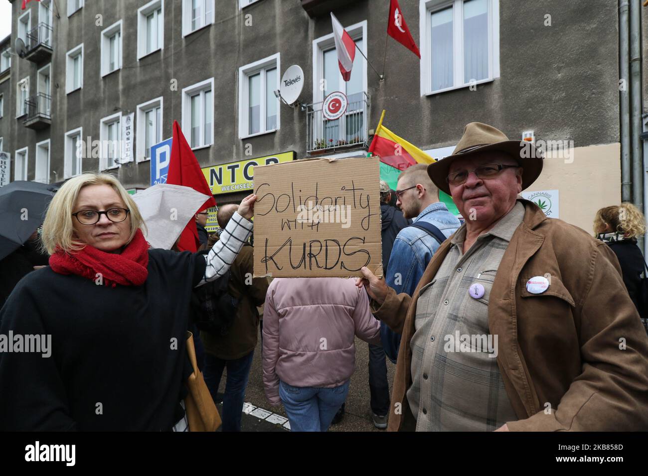 Des manifestants avec drapeau kurde (drapeau du PYD pour Rojava) tenant une bannière qui dit "solidarité avec les Kurdes" devant le consulat turc sont vus à Gdansk, Pologne le 12 octobre 2019 des personnes protestent contre l'invasion militaire de la Turquie en Syrie. (Photo de Michal Fludra/NurPhoto) Banque D'Images