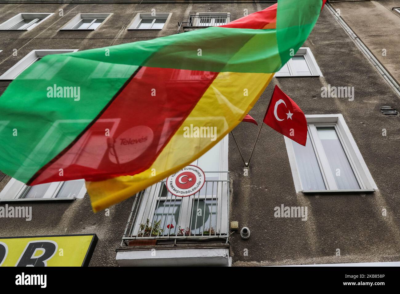 Des manifestants avec drapeau kurde (drapeau du PYD pour Rojava) devant le consulat turc sont vus à Gdansk, en Pologne, le 12 octobre 2019 des personnes protestent contre l'invasion militaire de la Turquie en Syrie. (Photo de Michal Fludra/NurPhoto) Banque D'Images
