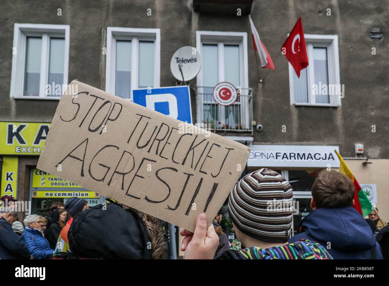 Des manifestants avec le drapeau kurde (drapeau du PYD pour Rojava) portant la bannière qui dit « Arrêter l'agression turque » devant le consulat turc sont vus à Gdansk, en Pologne, le 12 octobre 2019 des personnes protestent contre l'invasion militaire de la Turquie en Syrie. (Photo de Michal Fludra/NurPhoto) Banque D'Images