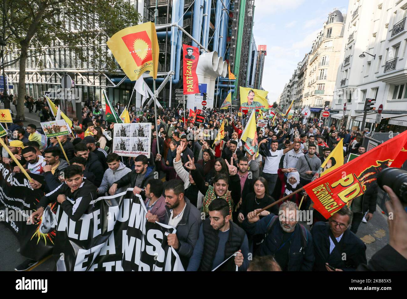 Les gens marchent devant le Centre Pompidou à Paris, sur 12 octobre 2019, pour soutenir les Kurdes et contre l'offensive turque en Syrie. Sur 9 octobre 2019, l'armée turque a commencé son assaut contre le territoire occupé par les Kurdes dans le nord de la Syrie , en faisant des coups d'artillerie et des frappes aériennes. Les Kurdes évacuent rapidement la région et au moins 24 personnes ont été tuées dans le nord de la Syrie. Selon le président turc Recep Erdogan, l’objectif de la Turquie est de créer une zone tampon séparant les Kurdes de Syrie de la frontière turque. (Photo de Michel Stoupak/NurPhoto) Banque D'Images