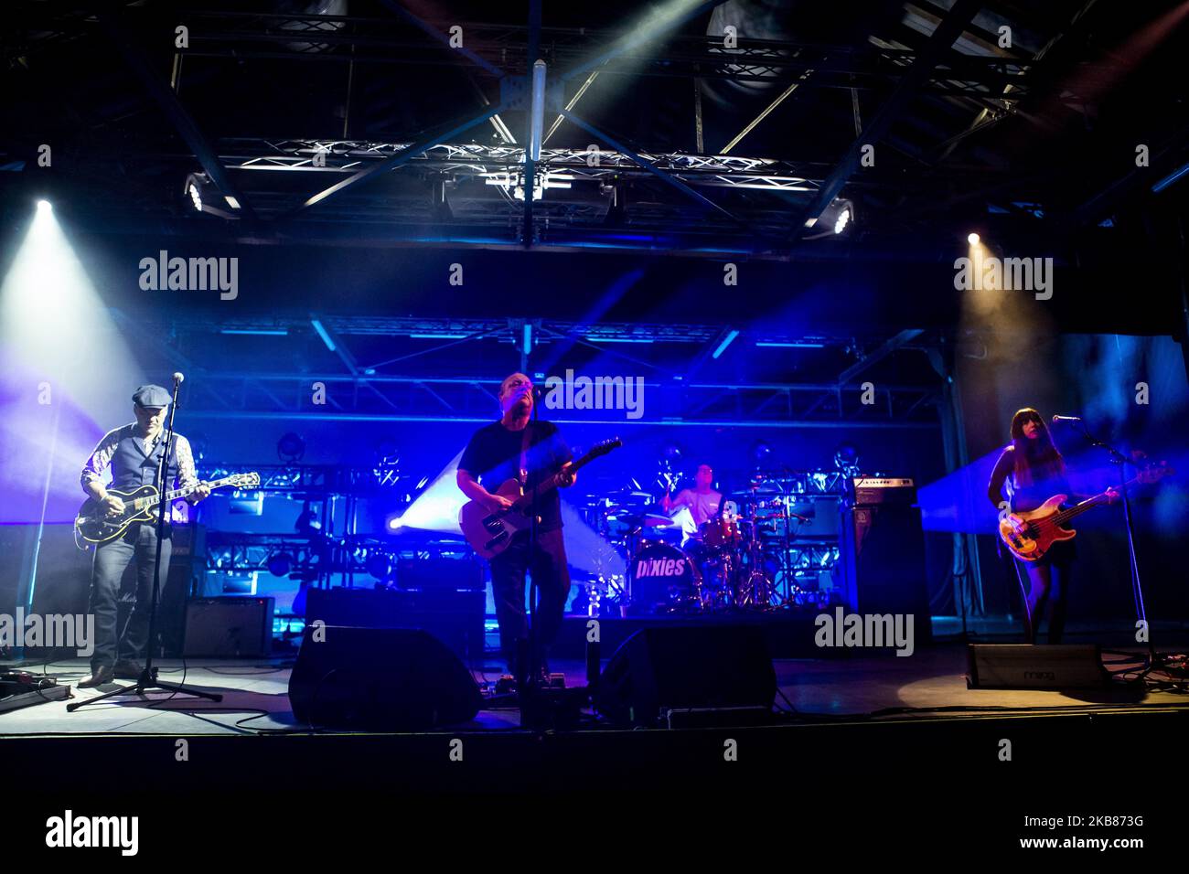 Le groupe de rock alternatif américain Pixies se exécutant en direct à OGR Turin Italie. (Photo de Roberto Finizio/NurPhoto) Banque D'Images