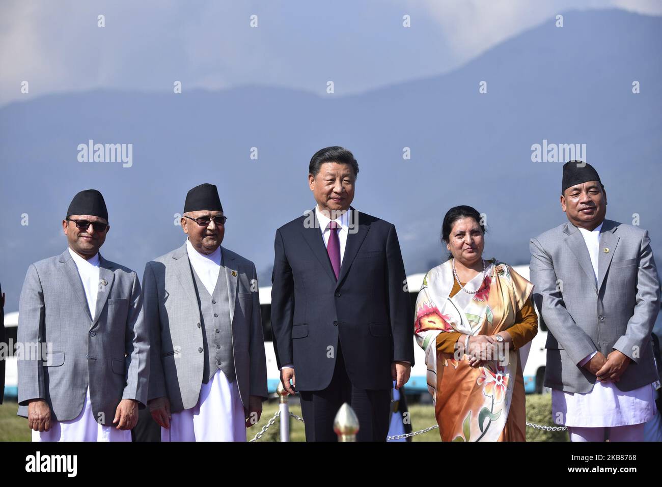(G-D) le Président de l'Assemblée nationale Ganesh Prasad Timilsina, le Premier ministre KP Sharma Oli, le Président chinois Xi Jinping, le Président Bidhya Devi Bhandari et le Vice-président du Népal Nanda Kishor Pun prennent une photo de groupe alors que le Président chinois rentrait chez lui après avoir terminé la visite d'État de deux jours au Népal dimanche, à 13 octobre 2019. (Photo de Narayan Maharajan/NurPhoto) Banque D'Images