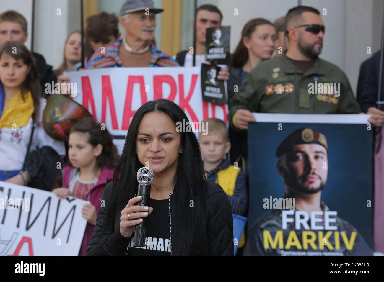 Diana Markiv, épouse de Vitaliy Markiv, a prononcé un discours lors du rassemblement à Kiev, en Ukraine, au 14 octobre 2019. Les gens se rassemblent devant le ministère des Affaires étrangères et exigent de faire rapport sur l'état de l'affaire Markiv et d'exiger que le processus de sa libération soit accéléré. Le militaire de la Garde nationale ukrainienne Vitaliy Markiv a été arrêté en Italie et condamné à 24 ans de prison pour avoir intentionnellement tué à Donbas la journaliste italienne Andrea Rocchelli (photo de Sergii Kharchenko/NurPhoto) Banque D'Images