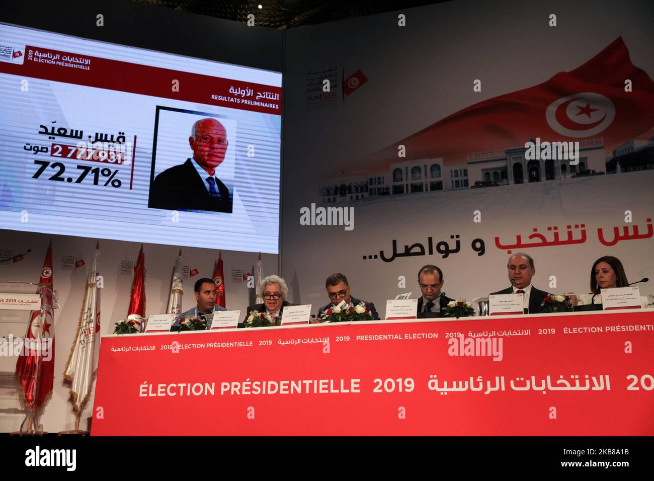 Portrait du candidat à la présidence Kais Saied projeté lors d'une conférence de presse tenue par la haute Autorité indépendante pour les élections (ISIE), pour annoncer les résultats préliminaires officiels de l'élection présidentielle de deuxième tour à Tunis, en Tunisie, sur 14 octobre 2019. Kais Saied, est classé premier dans les résultats officiels avec 72,71 %, Nabil Karoui est classé deuxième avec 27,29 %. (Photo de Chedly Ben Ibrahim/NurPhoto) Banque D'Images