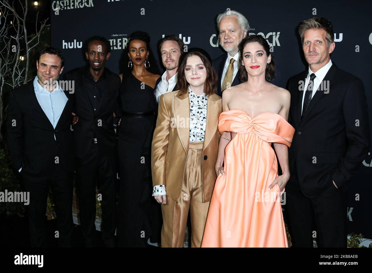 WEST HOLLYWOOD, LOS ANGELES, CALIFORNIE, États-Unis - OCTOBRE 14 : Dustin Thomason, Barkhad Abdi, Yusra Warsama, Matthew Alan, Elsie Fisher, Tim Robbins, Lizzy Caplan, Paul Sparks arrivent à la première à Los Angeles de la saison 2 « Castle Rock » de Hulu, qui s'est tenue au coucher du soleil AMC 5 sur 14 octobre 2019 à West Hollywood, Los Angeles, Californie, États-Unis. (Photo par Xavier Collin/image Press Agency/NurPhoto) Banque D'Images