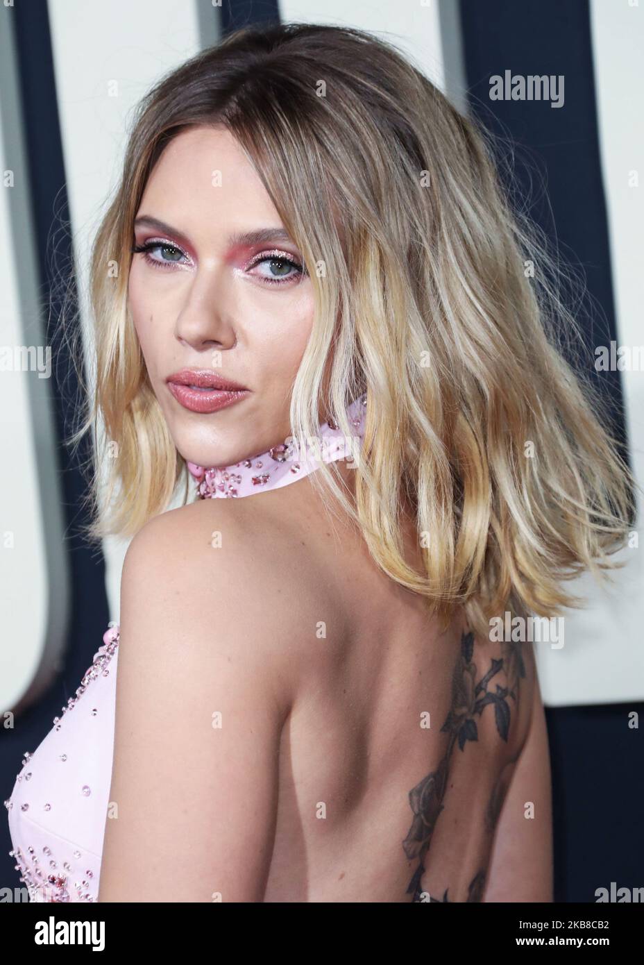 HOLLYWOOD, LOS ANGELES, CALIFORNIE, États-Unis - OCTOBRE 15 : l'actrice Scarlett Johansson portant une tenue de Miu Miu arrive à la première du 'Jojo Rabbit' de Fox Searchlight, tenue au Hollywood American Legion Post 43 sur 15 octobre 2019 à Hollywood, Los Angeles, Californie, États-Unis. (Photo de David Acosta/image Press Agency/NurPhoto) Banque D'Images