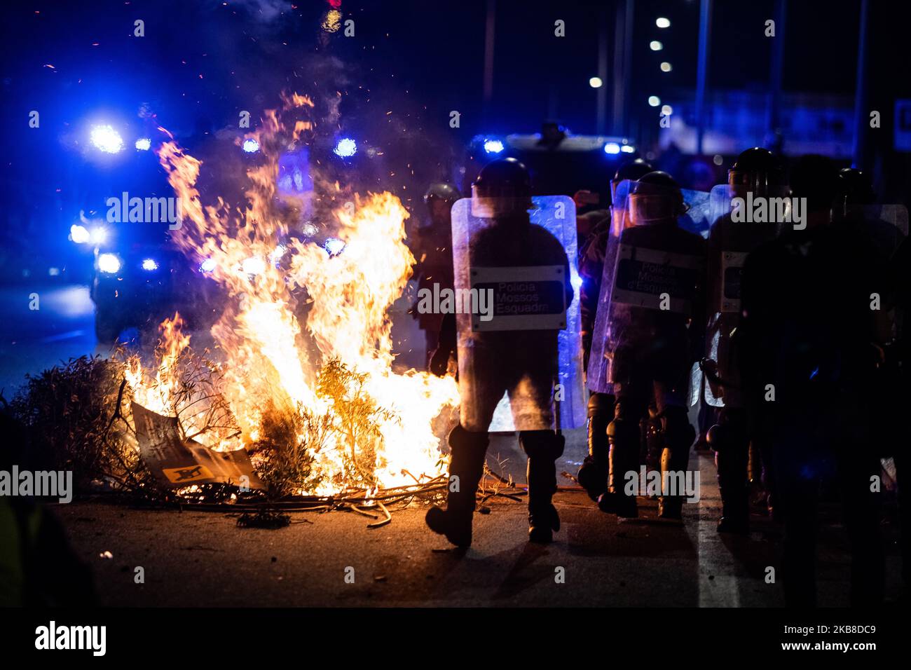 Une émeute de la police a traversé le feu lors d'une manifestation à Barcelone, en Espagne, sur 14 octobre 2019, dans une réponse en colère contre le fait que l'Espagne a fait emprisonner neuf de ses dirigeants suite à une tentative de sécession avortée. (Photo de Pau Venteo/NurPhoto) Banque D'Images