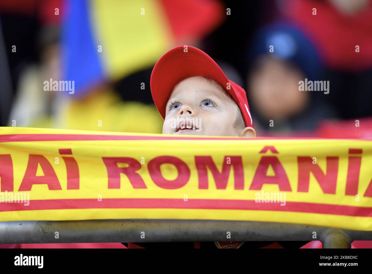 De jeunes fans roumains soutiennent leur équipe pendant le match de qualification de l'UEFA Euro 2020 entre la Roumanie et la Norvège à l'Arena Nationala sur 15 octobre 2019 à Bucarest, Roumanie. (Photo par Alex Nicodim/NurPhoto) Banque D'Images