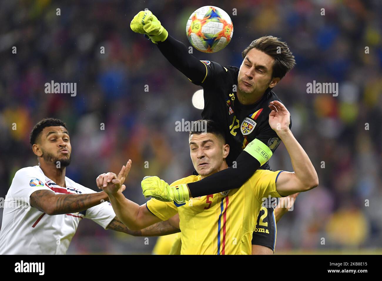 Ciprian Tatarusanu de Roumanie, près d'Ionut Nedelcearu de Roumanie, en action contre Josué Roi de Norvège lors du match de qualification de l'UEFA Euro 2020 entre la Roumanie et la Norvège à l'Arena Nationala sur 15 octobre 2019 à Bucarest, Roumanie. (Photo par Alex Nicodim/NurPhoto) Banque D'Images