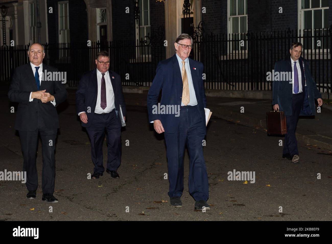 Les députés conservateurs et les membres du Groupe européen de recherche (GRE) (2R-L) Bill Cash, Mark Francois et Iain Duancan Smith quittent Downing Street après la réunion du groupe avec le Premier ministre Boris Johnson le 16 octobre 2019 à Londres, en Angleterre. Boris Johnson a besoin du soutien des Brexiters conservateurs et du DUP pour son accord sur le Brexit alors que les négociations se poursuivent avec l'UE pour obtenir un accord sur le Brexit avant le sommet du Conseil européen de 17-18 octobre. (Photo de Wiktor Szymanowicz/NurPhoto) Banque D'Images