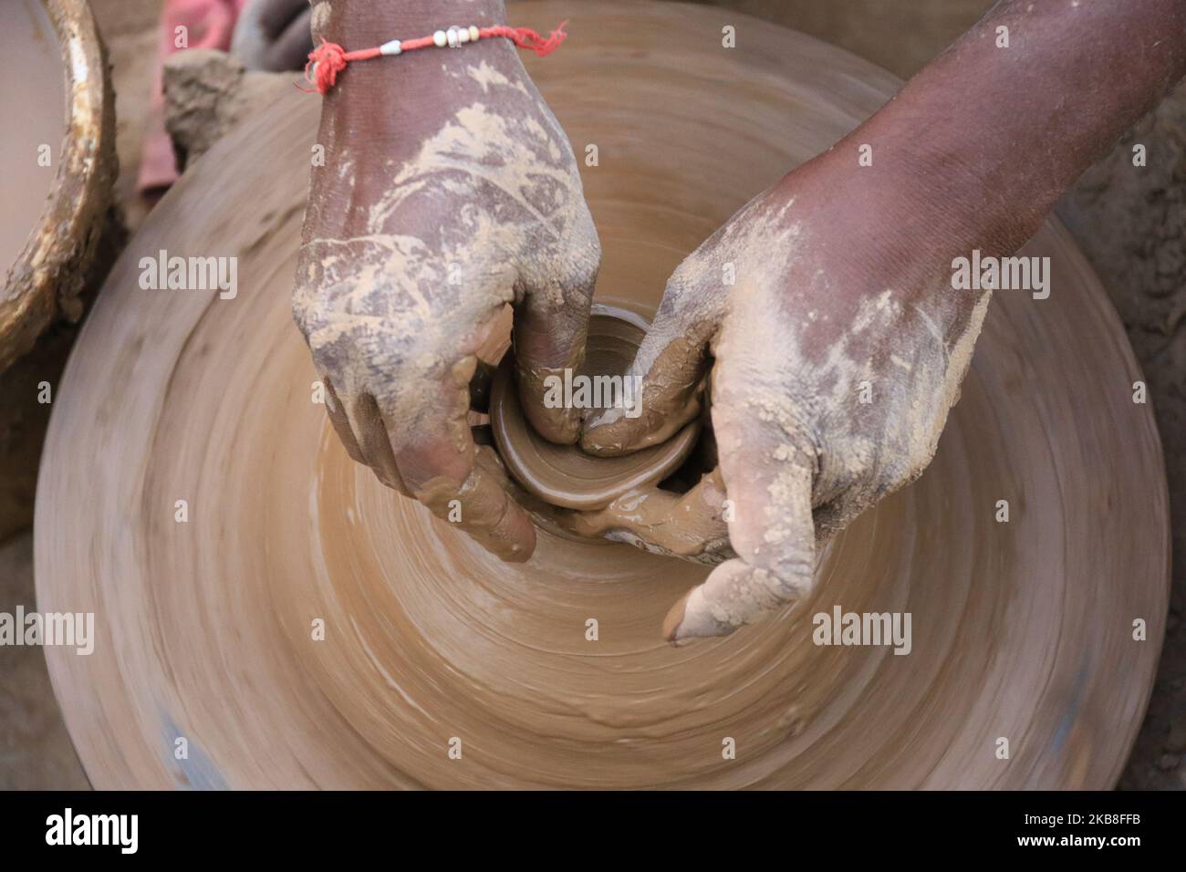 le potier indien fait des diyas (lampes en terre) avant le festival hindou Diwali à Ajmer, Inde sur 15 octobre 2019. (Photo par STR/NurPhoto) Banque D'Images