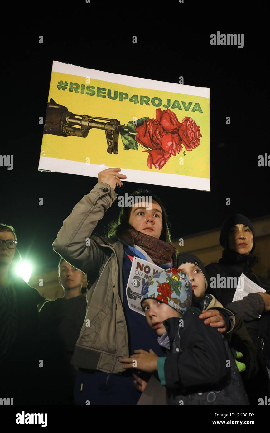 Les partisans expriment leur solidarité avec le peuple kurde lors d'une manifestation « Rise Up for Rojava » devant le consulat général des États-Unis à Cracovie, en Pologne, le 18 octobre 2019. Après que les États-Unis ont retiré leurs troupes de la région frontalière syrienne la semaine dernière, l'armée turque a commencé son assaut contre les Kurdes. (Photo de Beata Zawrzel/NurPhoto) Banque D'Images