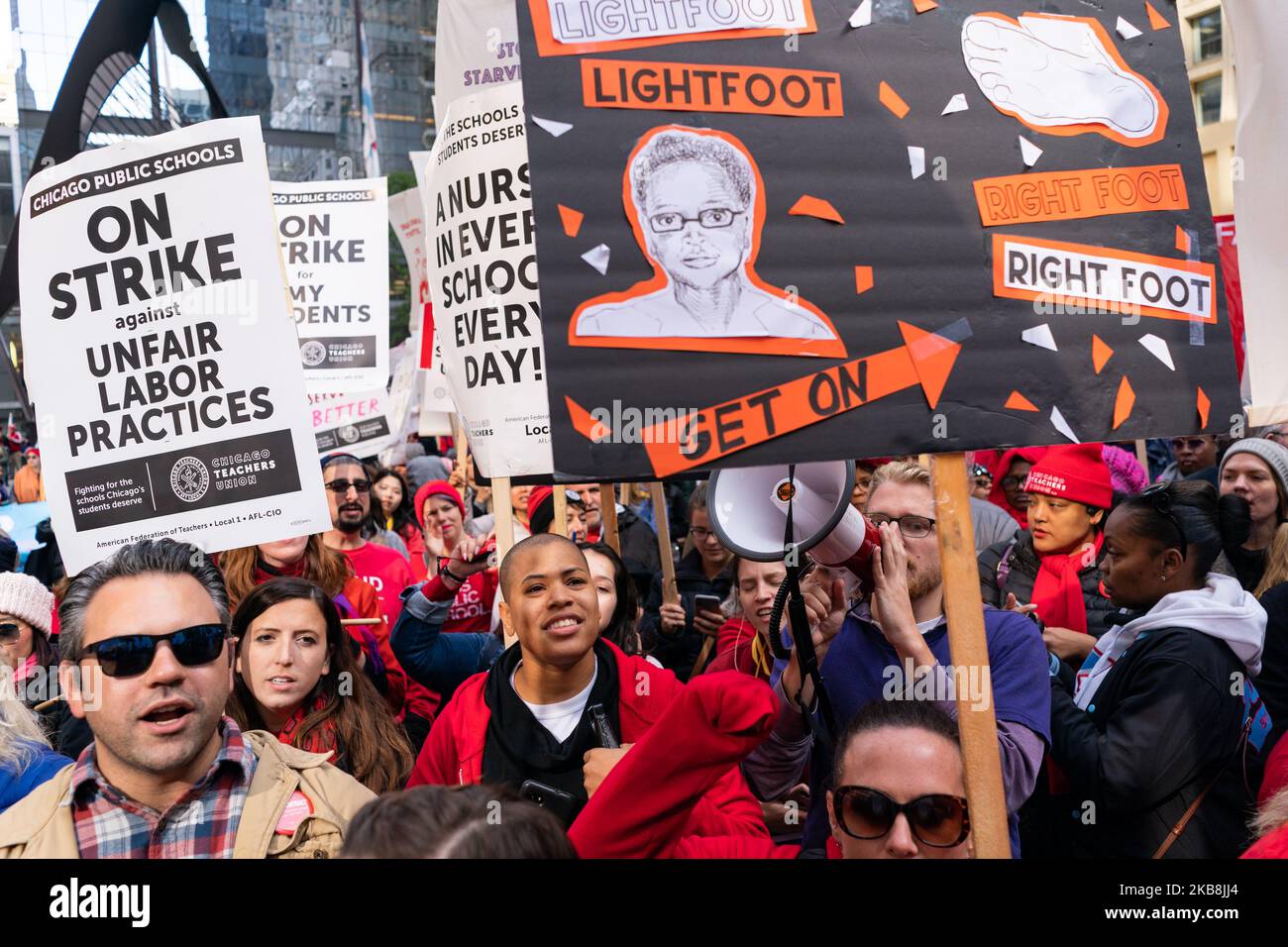 Les enseignants en grève des écoles publiques de Chicago et d'autres membres du personnel syndiqués et leurs supporters défilent dans la boucle le deuxième jour de leur grève sur 18 octobre 2019 à Chicago. Le Chicago Teachers Union a annoncé aujourd'hui qu'ils sont encore en négociation de contrat avec la ville qui entre dans le week-end. (Photo de Max Herman/NurPhoto) Banque D'Images