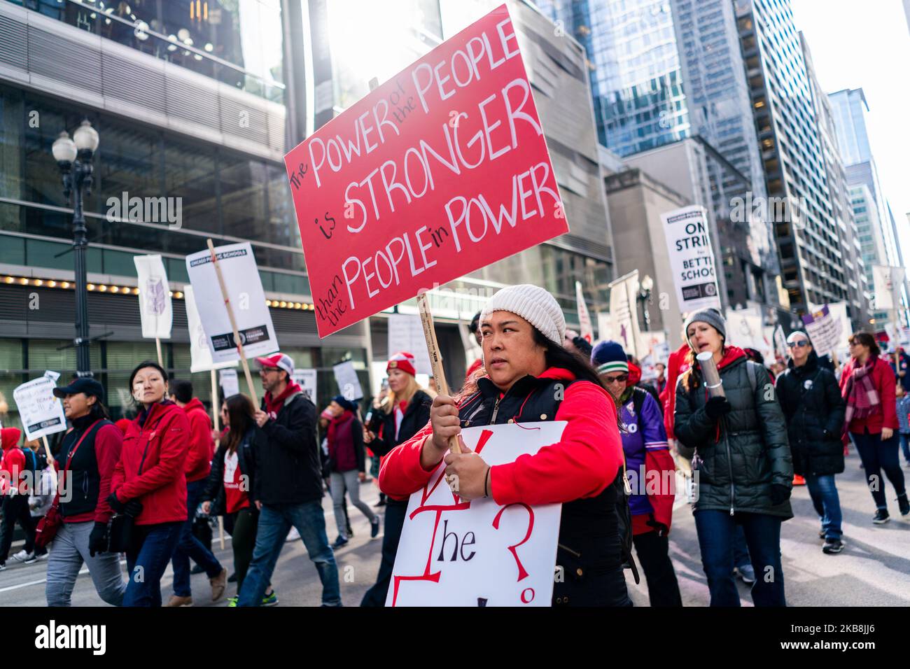 Les enseignants en grève des écoles publiques de Chicago et d'autres membres du personnel syndiqués et leurs supporters défilent dans la boucle le deuxième jour de leur grève sur 18 octobre 2019 à Chicago. Le Chicago Teachers Union a annoncé aujourd'hui qu'ils sont encore en négociation de contrat avec la ville qui entre dans le week-end. (Photo de Max Herman/NurPhoto) Banque D'Images